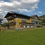 Haus Katharina, Summercard Included شقة كابرون